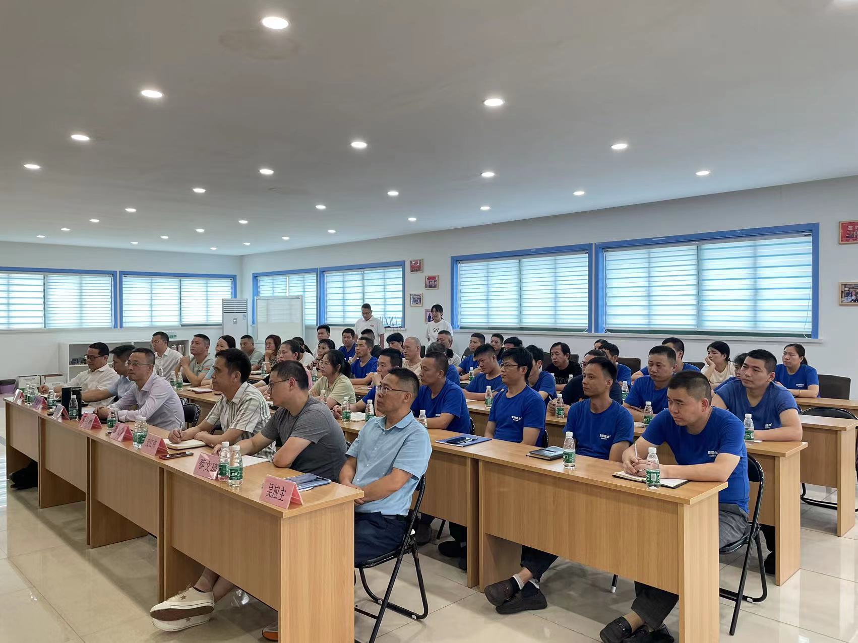Reunión de lanzamiento del proyecto de consultoría de operaciones Lean